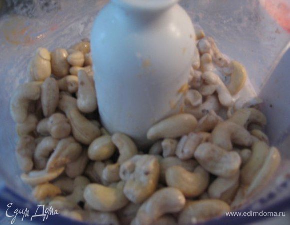 Пробить блендером кешью с 2 ст. л. сока агавы, 1 ст. л. лимонного сока,кокосовым молоком и семенами половины стручка ванили.