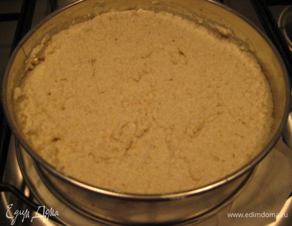 Половину массы распределить поверх финикового слоя.