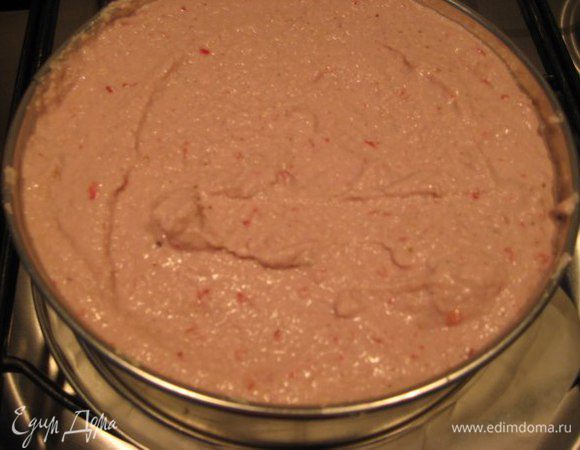 Во вторую половину добавить клубничное пюре, пробить блендером. Распределить клубничный слой. Убрать в морозильную камеру на 2 часа.