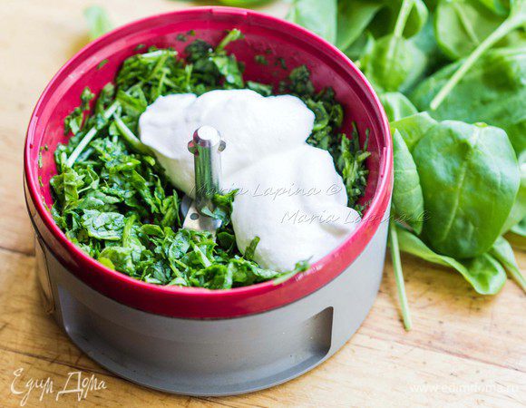 Первым делом необходимо приготовить мороженое. Листья шпината помыть, обсушить и немного измельчить в блендере.