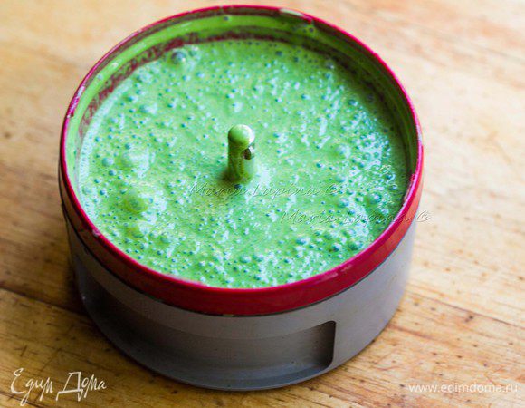 Добавить сметану и взбить до однородной консистенции.