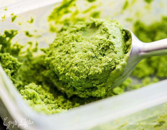 Вылить в контейнер и поставить в морозилку до полного замерзания. Каждые полчаса необходимо перемешивать, чтобы не образовывалось кристалликов и мороженое было однородным.