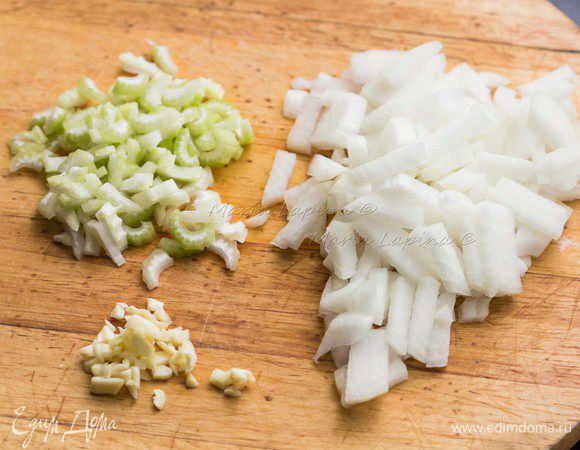 Приступим к приготовлению супа. Нарезать лук, стебель сельдерея и чеснок. Если из чеснока достать сердцевину (стрелку), то можно избежать неприятного запаха изо рта.