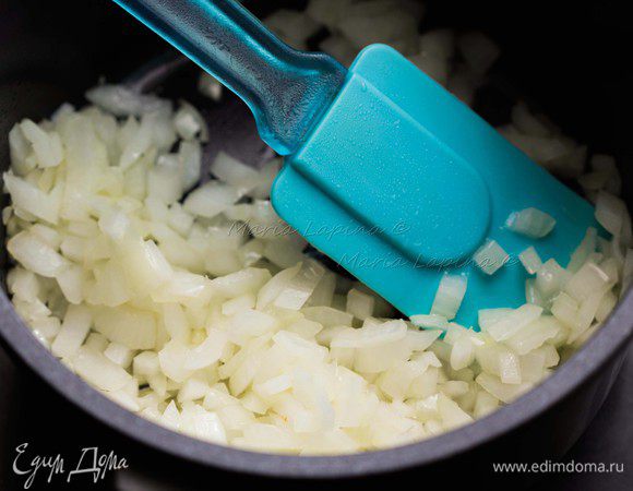 В сотейнике разогреваем оливковое масло, кладем лук.