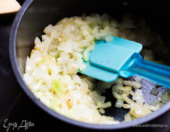 Когда он станет прозрачным, добавляем чеснок и сельдерей. Обжариваем до легкой румяности лука.