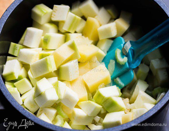 Добавляем картофель и кабачок, порезанные на кубики. Обжариваем все вместе 2 минуты.