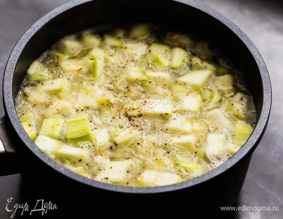 Добавляем чистую воду. Когда она закипит, уменьшаем огонь до легкого бульканья, солим, перчим добавляем сухие травы и томим 30-40 минут. Готовый суп пробуем на соль, при необходимости досаливаем. Взбиваем в блендере до однородности.