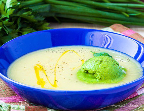 Накладываем по тарелкам суп, заправляем оливковым маслом и молотым перцем. В каждую тарелку кладем по шарику мороженого. И скорее подаем к столу пока оно не растаяло.