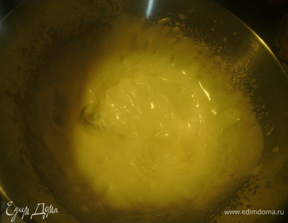 Майонез: 1 яйцо взбить с щепоткой соли и соком половины лимона, до пены. Потихоньку вливать растительное масло не переставая мешать миксером или веником, до загустения. 