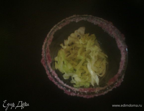 В бокал кладем салат. 
Для украшения бокала: переверните бокал, налейте в блюдце сироп и мокните бокал. В другом блюдце насыпьте сахар и опустите бокал туда, сахар приклеиться к сиропу. 