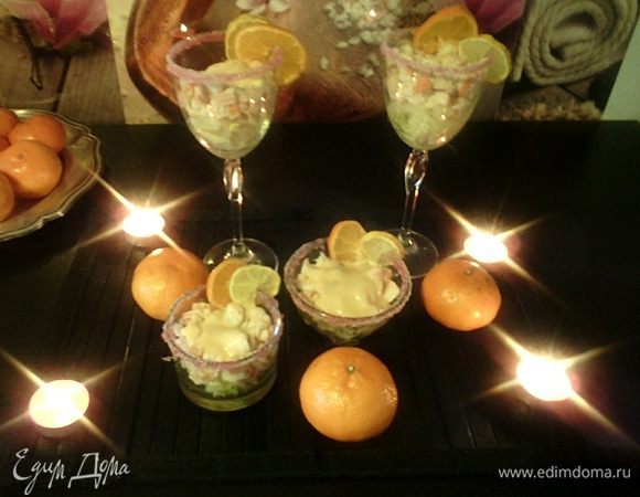 На салат кладем ананасы, и наш коктейль из морепродуктов поливаем розовым соусом. 