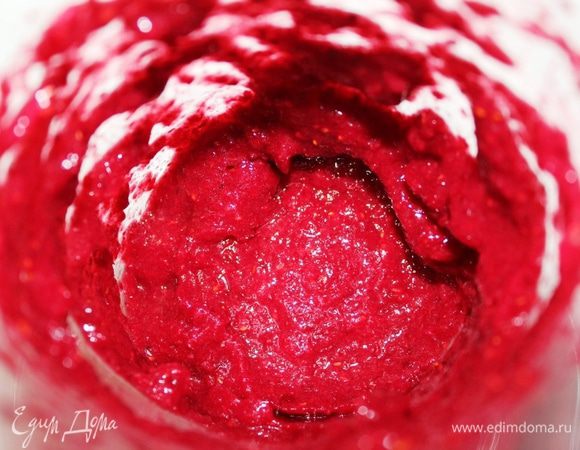 В этом блюде сначала важно приготовить соусы и только потом саму печень. Для клюквенного соуса: пюрировать клюкву в блендере с сахарным песком.