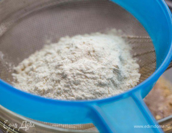 В миске взбить яйцо с соевым соусом. Муку смешать с разрыхлителем и просеять в миску.