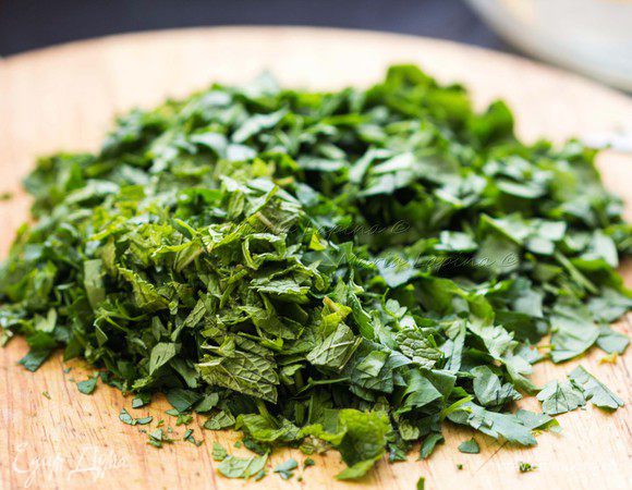 Зелень и лук помыть, убрать жесткие стебли, мелко нашинковать. Если будете использовать мяту, будьте аккуратней. Не следует добавлять её много, чтобы она не перебила вкус другой зелени.