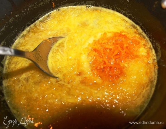 В это время снять с одного апельсина цедру и отжать сок с мякотью (это очень важно). Половина цедры пойдет на украшение. Соединить в другом сотейнике сок апельсина, половину натертой цедры, сахарный песок и соль. Довести все до кипения и оставить минут на 10 (хорошенько настояться).