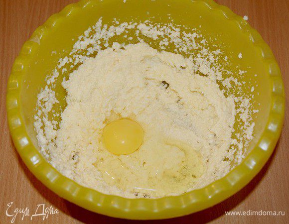 Взбейте мягкое сливочное масло с сахаром, затем по одному добавляйте яйца и продолжайте взбивать.