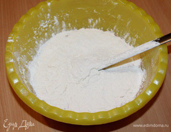 Затем добавьте муку и аккуратно перемешайте. 