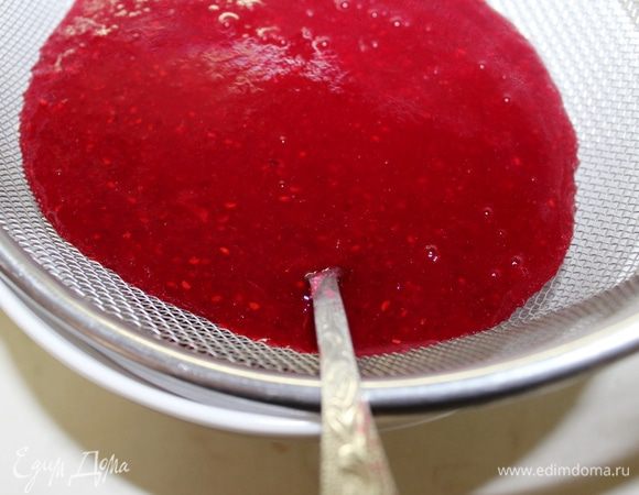 Протереть через сито клюквенный настой, поставить снова на огонь, добавить сок лимона и ввести тонкой струйкой разведенный в небольшом количестве холодной воды крахмал (воды можно взять 3 ст. л.). Помешивая, довести до кипения и кипятить минут 5, чтобы соус загустел.
