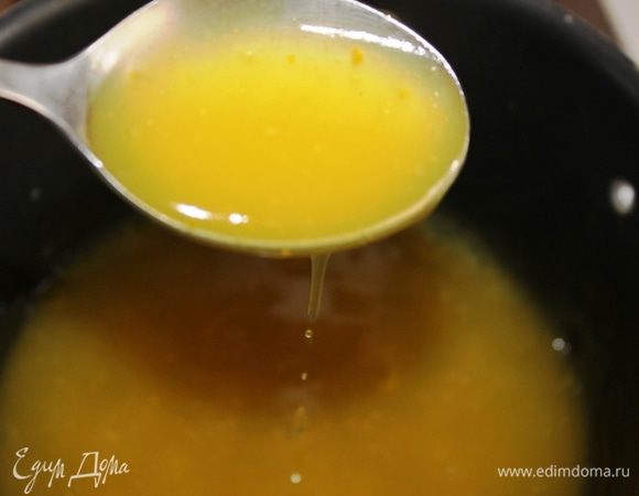 То же самое проделать и с апельсиновым настоем: процедить, поставить на огонь, добавить сок лимона и разведенный в холодной воде крахмал. Кипятить минут 5 до загустения.