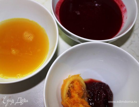 Два разноцветных соуса готовы. Кстати, я всегда за безотходное производство. Поэтому отжатые клюкву и апельсин я залила 1 литром воды, добавила половину лимона, сахарный песок (по вкусу), довела до кипения и процедила, затем охладила.