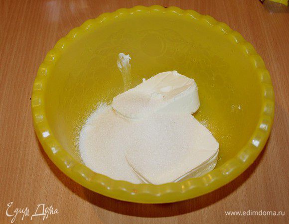 Для второго слоя: на низкой скорости взбейте сливочный сыр с сахаром.