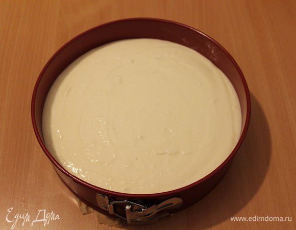 Вылейте аккуратно получившуюся массу на слой брауни. 