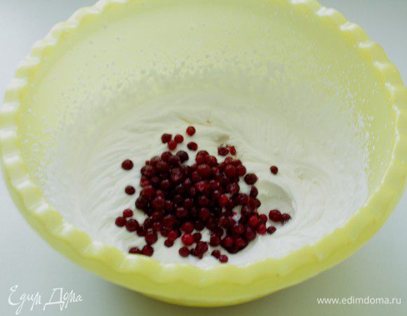 К взбитым сливкам с сахаром добавьте ягоду и еще раз взбейте вместе с ягодой.