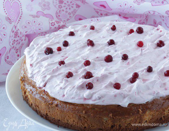 Нанесите крем на торт. Украсьте ягодами.