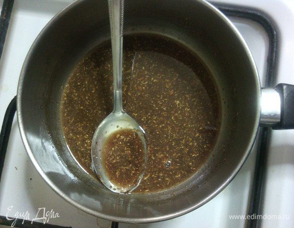 Приготовим ароматную заварку:
В кастрюльку (или сковородку) складываем все ингредиенты. Нагреваем на среднем огне, пока смесь не станет однородной.
Остудить заварку до комнатной температуры

P.S. вместо патоки можно взять 2 ч.л. коричневого сахара