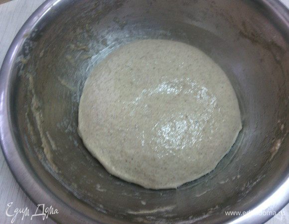 Тесто:
Просеиваем оба вида муки, добавляем соль, кофе и дрожжи - тщательно перемешиваем. Затем добавить воду и молоко комнатной температуры, опару и ароматную заварку - замесить тесто.
Месить не менее 10 минут.
Скатать тесто в шар, положить в миску, смазанную маслом, прикрыть и поставить в теплое место на 1,5-2 часа