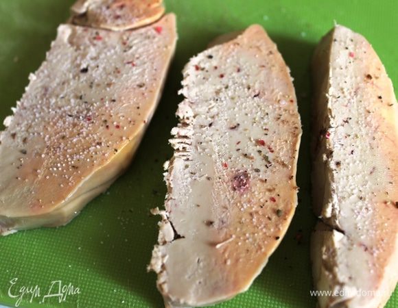 Сковороду хорошо раскалить (сковороду лучше взять с толстым дном). Разрезать фуа-гра на куски толщиной примерно 1,5-2 см., посолить и поперчить.