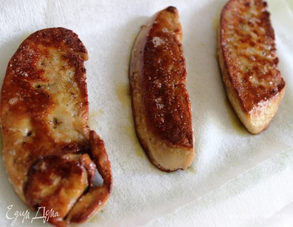 Выложить фуа-гра на полотенце, дать впитаться лишнему жиру.