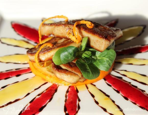 Сверху на апельсин выложить кусочки фуа-гра, присыпать их цедрой апельсина и украсить зеленью. Необходимо сразу же подавать к столу. Это очень вкусно, поверьте. Печень нежная, просто тает во рту. Угощайтесь!