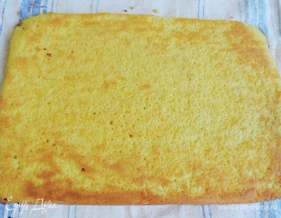 Ну а теперь приступим.
Из указанных ингредиентов приготовим бисквитное тесто по рецепту http://www.edimdoma.ru/retsepty/67407-izumitelnyy-belyy-biskvit.
Испечем бисквит в прямоугольной форме, выстеленной пергаментом. Размер формы должен быть такой, чтобы бисквит получился не высоким. У меня форма приблизительно 25*35 см.