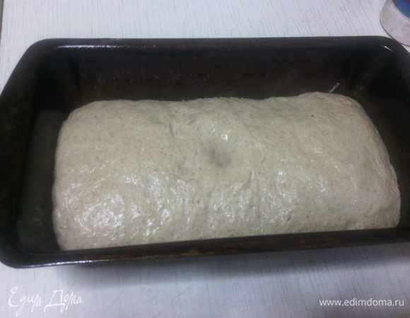 Выложить тесто на стол, смазанный растительным маслом, сформировать булочку и положить в смазанную форму.
В центре пальцем сделать "дырочку" (продавив тесто почти до основания) 
Прикрыть заготовку полотенцем и поставить в теплое место на 1 час на окончательную расстойку.