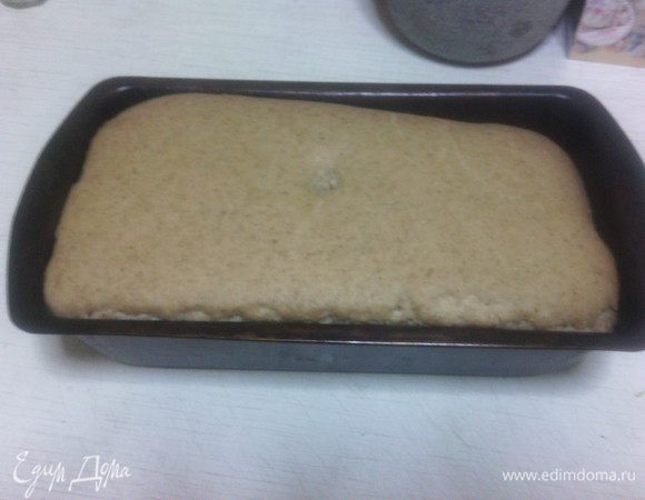 Духовку разогреть до 220-230С.
Первые 5 минут выпекать с паром (я обычно распыляю из пульверизатора 5-6 раз и сразу ставлю хлеб), затем снизить температуру до 180С и довести хлеб до готовности - общее время выпечки примерно 30-40 минут.