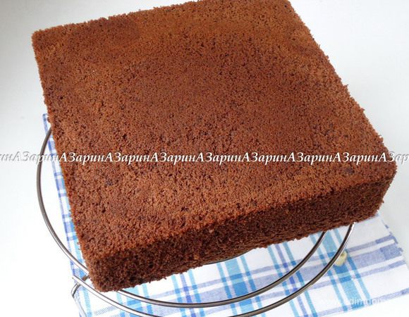 перевернуть бисквит на решетку, остудить. Дать бисквиту «отдохнуть» в течение суток, завернув его в пленку.