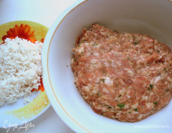 Рис несколько раз промыть и замочить на 3 часа или на ночь. Веточки кинзы, кедровые орешки, чеснок и лепестки маринованного имбиря измельчить в блендере и добавить эту смесь к свиному фаршу. Приправить фарш соевым соусом, молотым имбирем, посолить и поперчить по вкусу и хорошо вымесить и выбить фарш до однородной массы. Поставить фарш в холодильник на 30-60 минут мариноваться.