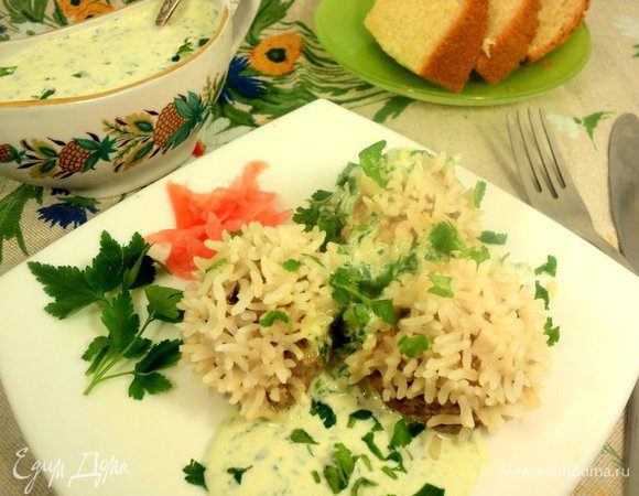 Для соуса соединить сметану, йогурт, сок лимона, оливковое масло, чеснок, горчицу, кинзу, петрушку и пробить блендером в однородную массу. Посолить по вкусу. Подавать тефтели с соусом, посыпав зеленью. Приятного аппетита!