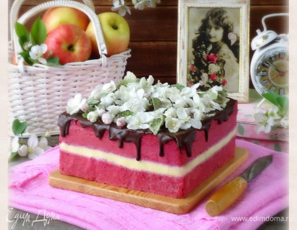 Украсить торт засахаренными соцветиями яблони. 