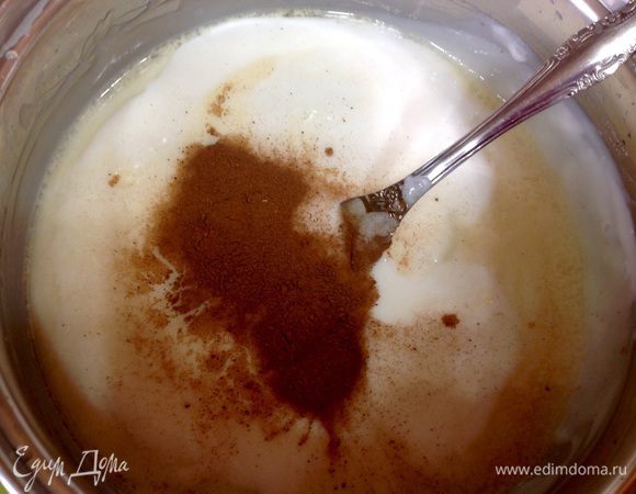 Порошок для пудинга развести с 100 мл. молока. Оставшееся молоко и сахар кипятить. Подмешать разведенный порошок пудинга и вскипятить. Немного остудить и подмешать йогурт и ликер. Приправить корицей. 