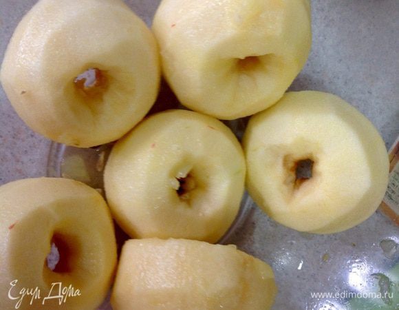Очистить яблоки и удалить сердцевину. Разрезать яблоки пополам и сразу полить лимонным соком, чтобы не потемнели. 