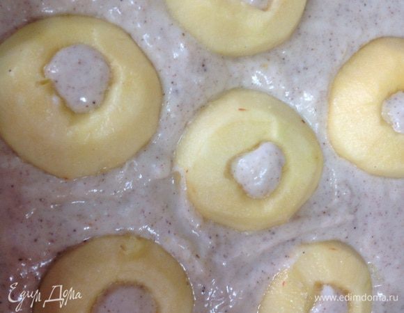 Смазать сливочным маслом разъемную форму, выложить 2/3 тесто, прижав ко дну и краям формы. Форму берем 26 см. Замочек моей разъёмный формы сломался и я брала обычную, что послужило причиной моих мучений, пока вытаскивала готовый пирог из формы. Положить пудинговую массу на тесто и разровнять. Положить яблоки и слегка прижать. 