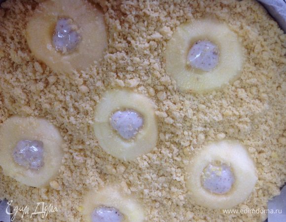 Разложить оставшееся тесто вокруг яблок в виде посыпки. Разогреть духовку 180. С Выпекать пирог около 30 мин. пока он не подрумянится. Время регулируйте по своей духовке. 