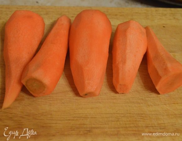 Для начала очистим морковь, промоем (у меня морковки маленькие, поэтому брала 5 шт, если брать среднего размера, трех будет достаточно).