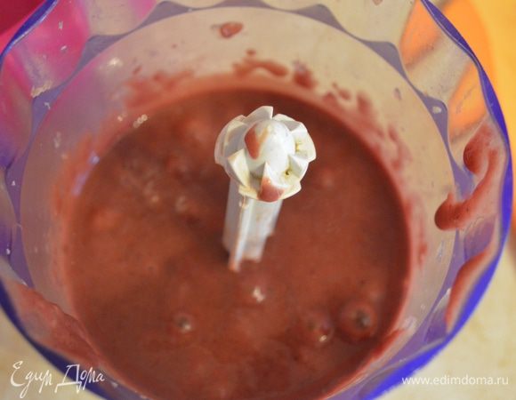 Измельчаем с помощью блендера. Добавляем муку, яйца, 2 ст. л. сметаны и соль. Тесто должно получится как на оладьи,допускается немного гуще.