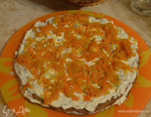 Затем зажаренные морковка с луком (если много растительного масла, рекомендую предварительно отжать прожаренные овощи). Потом снова корж.