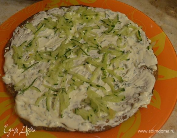 И на соус выкладываем огурец (предварительно натереть его на крупной терке). Так чередуем начинку.