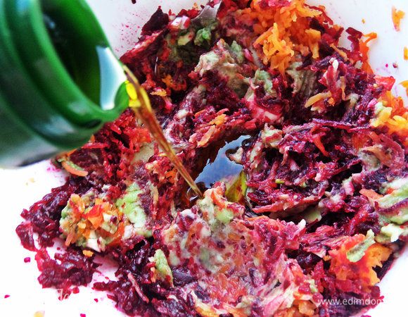 Заправим оливковым маслом.