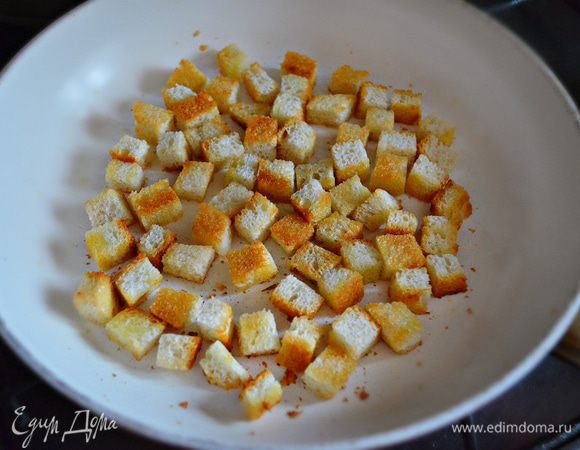 На 1 ст. л. оливкового масла немного поджарьте до лёгкого подрумянивания.